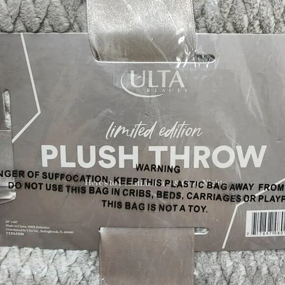 ULTA Beauty Sherpa Plush Throw Blanket Gray & White 50x60 NWT - Picture 8 of 8